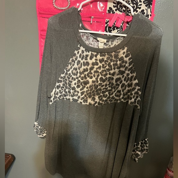 Longer shirt can been worn with leggings 1x - Picture 1 of 5